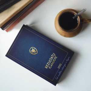 book-mockup-featuring-a-cup-of-coffee-m3813r-el2 A5 Rezultatu planuote